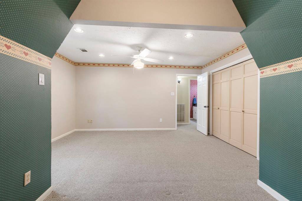 Upstairs Bed 3 oversized and lots of room for a sitting area