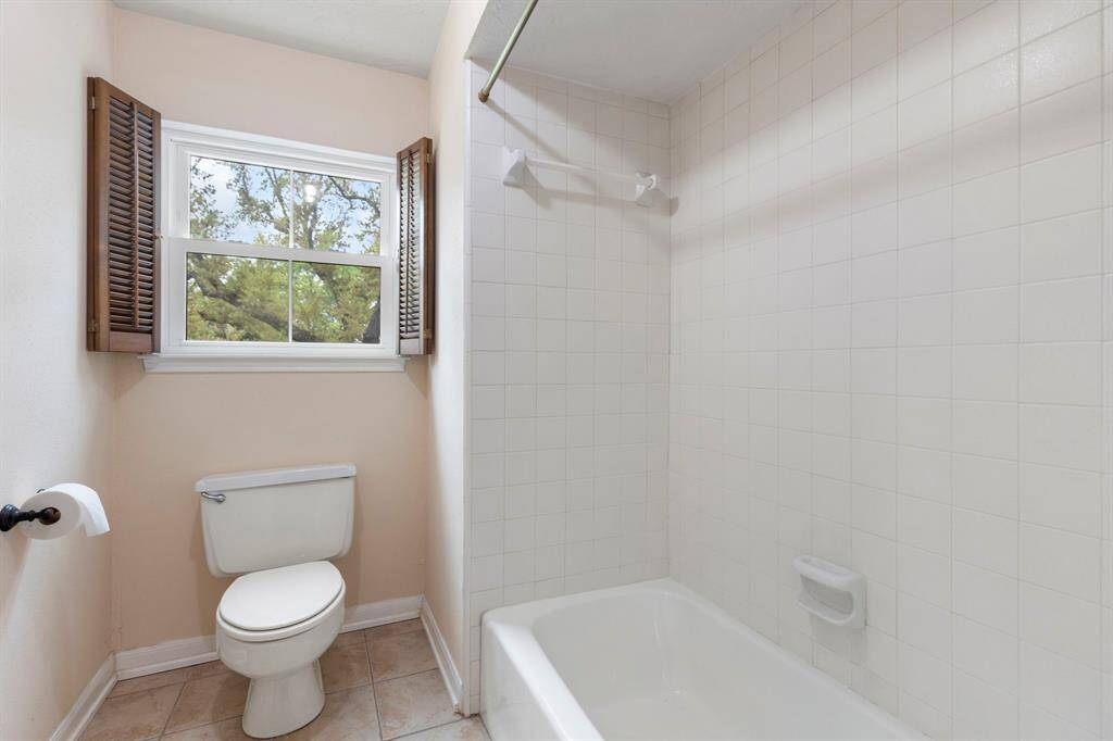 Upstairs bath3 tub shower combo