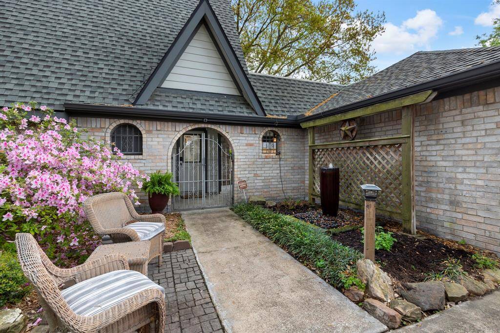 Backdoor entry with water feature