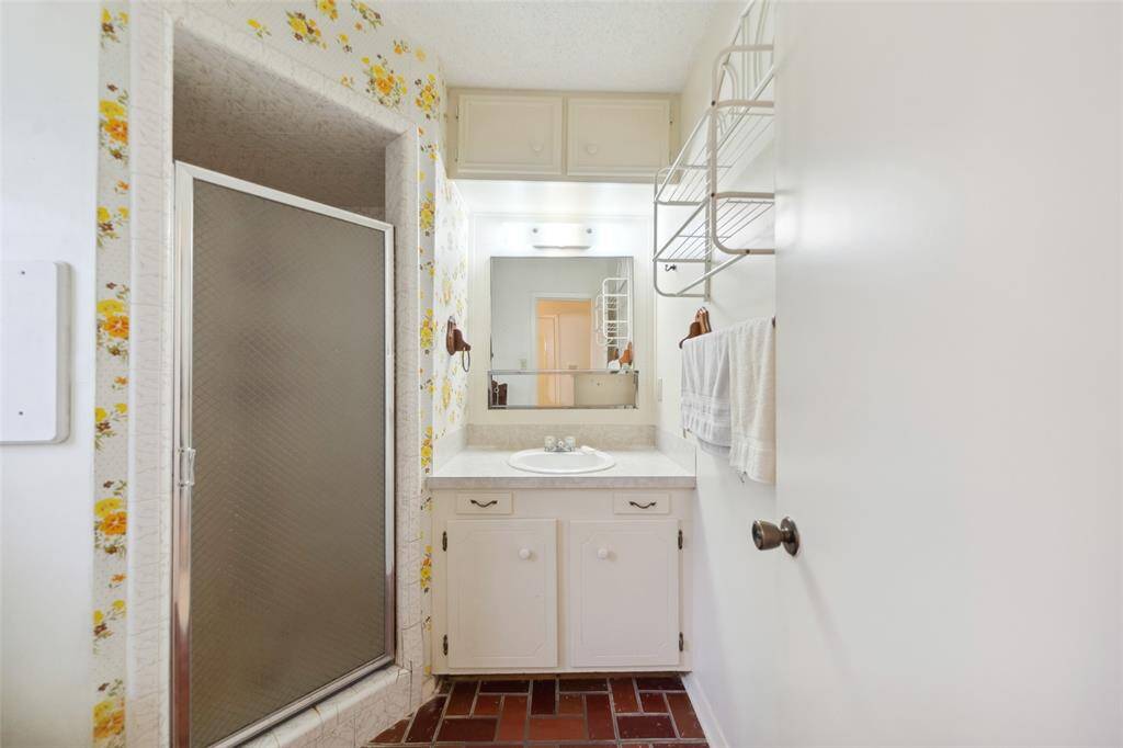Primary bath & walk-in closet