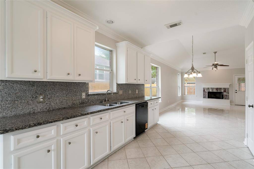 lots of cabinet & counter top space