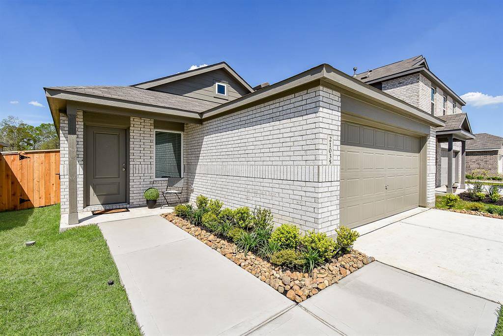 Welcome home to 21035 Santopadre St in the masterplanned community of Tavola inNew Caney, TX.