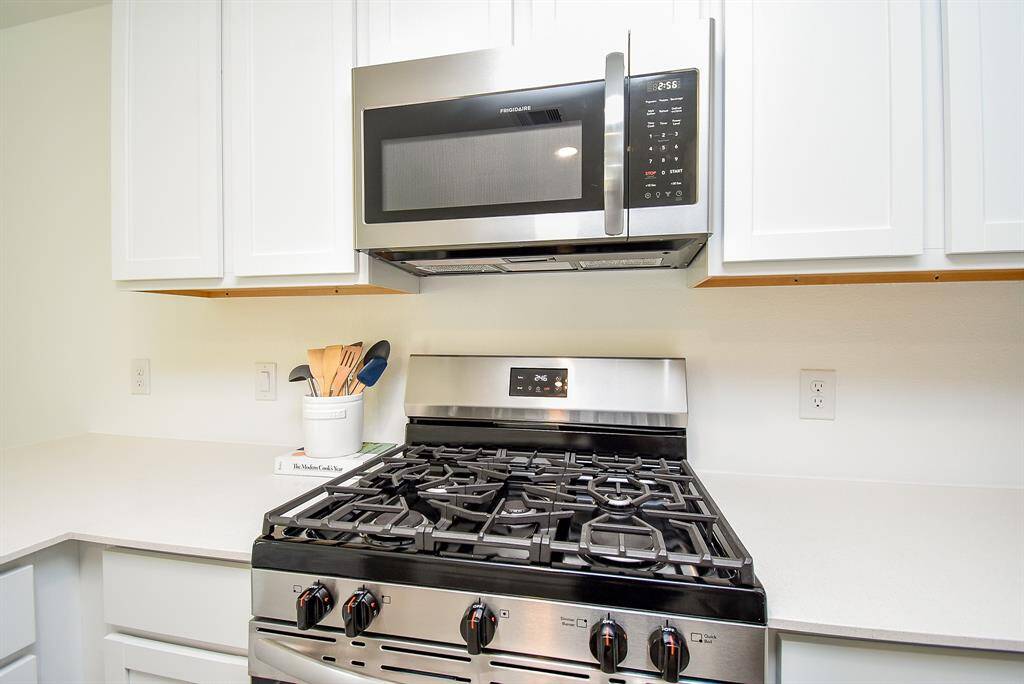 You will love cooking in thiskitchen, as you whip up yourbest meals for your favoritepeople, you can watch yourfamily in the living room and atthe breakfast bar - enjoy the lifeyou've built and savor everymoment.