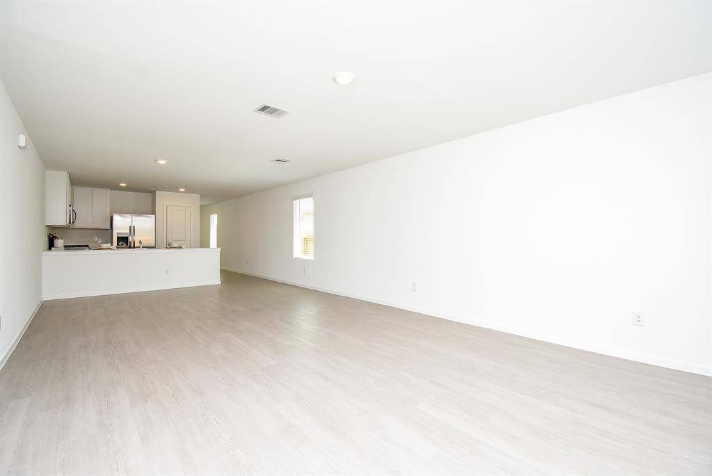 A beautiful peninsula is the onlyseparation from your openconcept dining and living spaces.