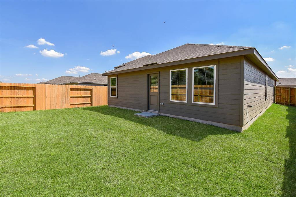 Your kids will love playing fetchwith your fur-babies in thisspacious backyard! Plenty ofspace for a swing set ortrampoline. Enjoy this beautifulspace and call it your new home!