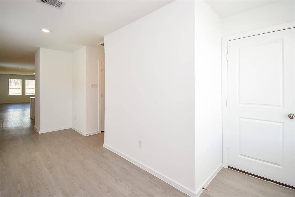 Your garage access in the entryallows you to stay out of the rainwhen you leave home.