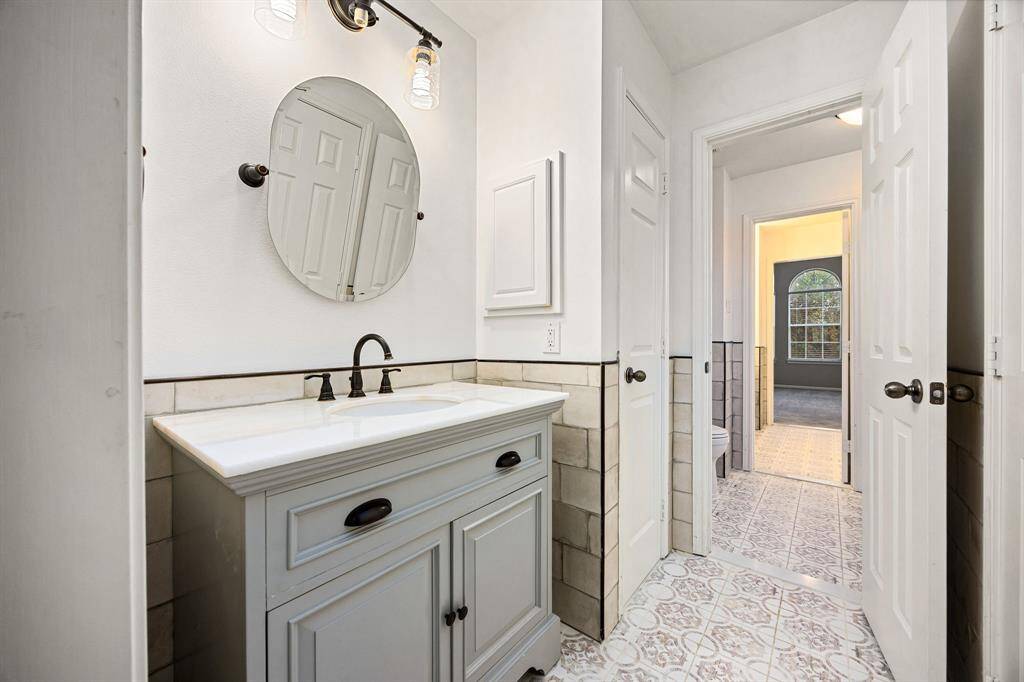 Guest Bath - Jack & Jill