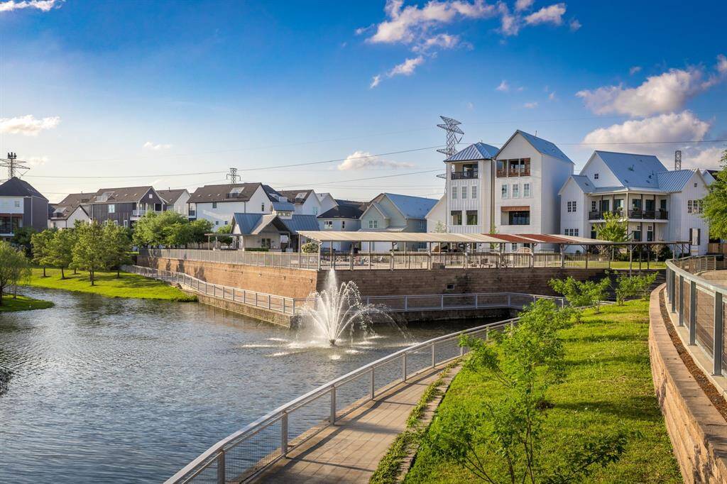 Kolbe Farms offers so many Amenities ! Pool, lake, walking trails, gated entrance and a peaceful beautiful setting centrally located in Houston !