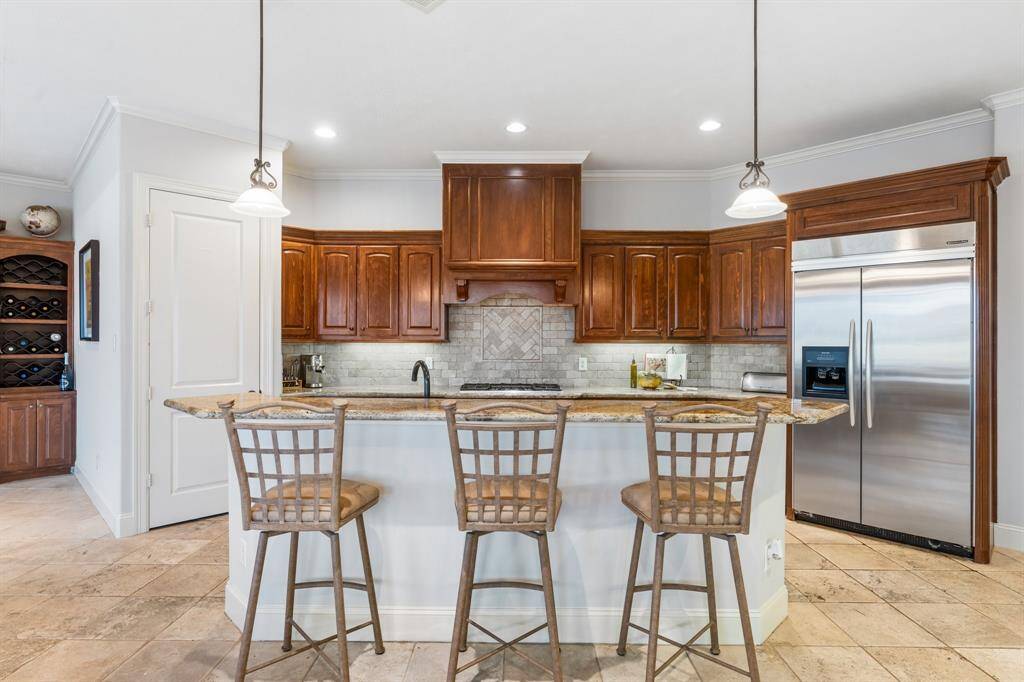 The kitchen offers additional seating at the breakfast bar, ample storage throughout, and a spacious walk-in pantry for ultimate convenience.