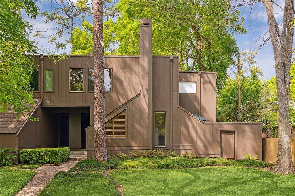 Welcome to 318 Litchfield, a lovely remodeled townhome located on a private corner. Zoned to Frostwood, Memorial Middle and Memorial High School.