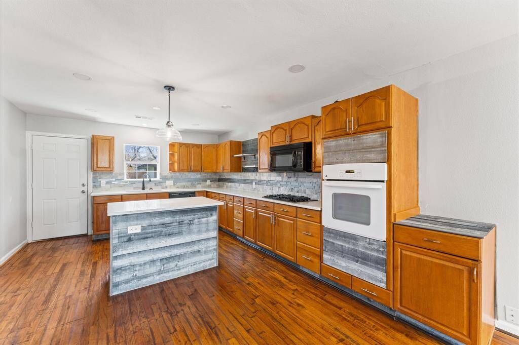A kitchen island is perfect for entertaining.