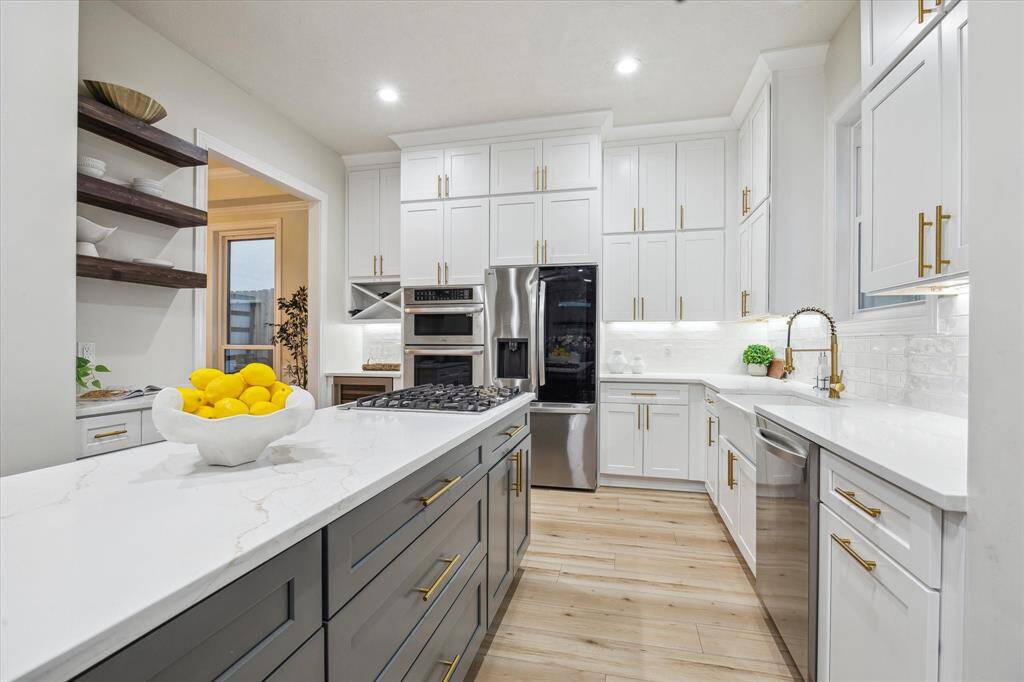 [KITCHEN] The gourmet kitchen is a masterpiece of style and function, featuring  newly installed appliances that cater to both casual cooks and culinary enthusiasts.Stunning white quartz countertops offer a sleek, luxurious workspace, beautifully complementing the modern design.