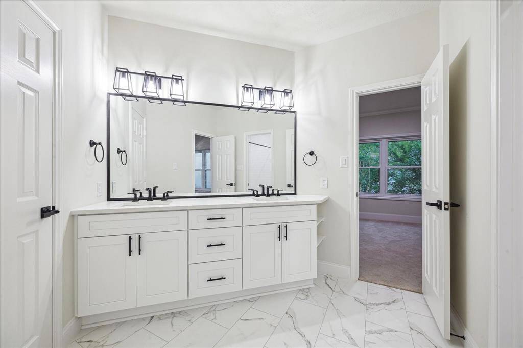 Secondary bathroom: another view!