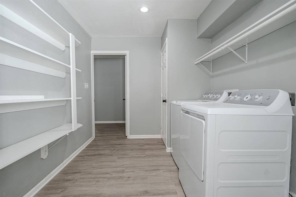 bright and functional laundry room that offer everything you need for efficient organization. Additional built-in shelves provide ample storage space.