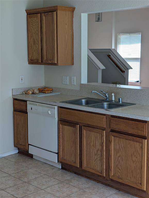 Dish Washer, Kitchen Cabinet with Sinks.