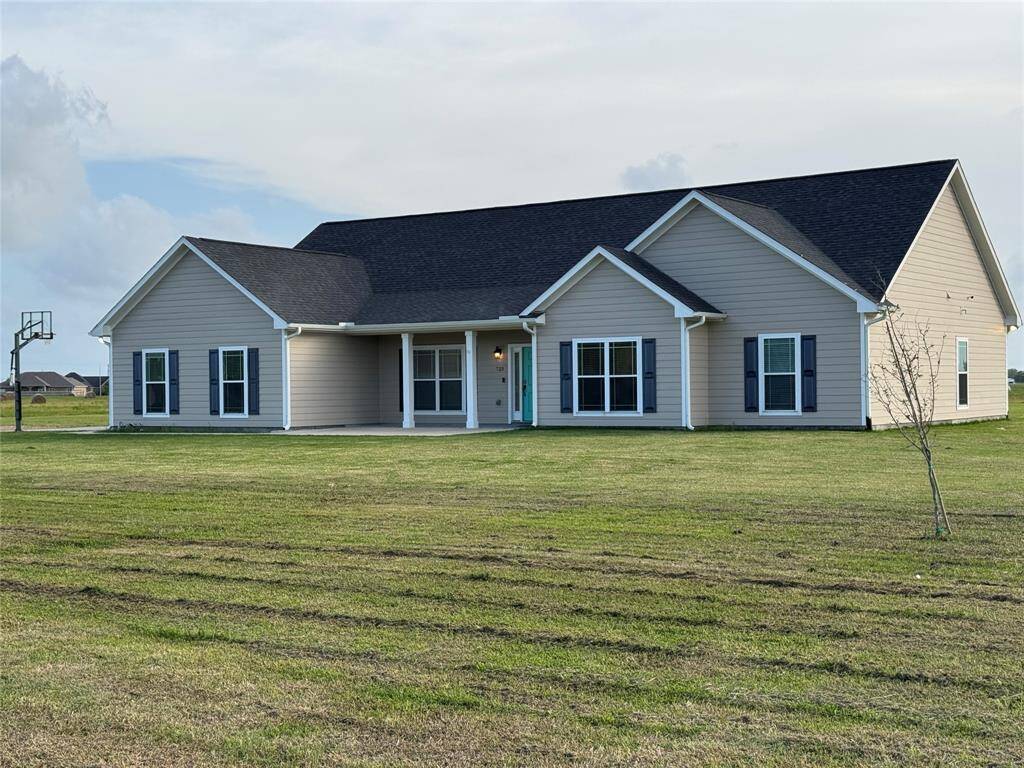 Enjoy the tranquility of country living with the convenience of city utilities—experience the best of both worlds!