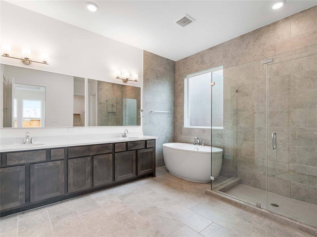 Pecan_Villa_Lavaca_Traditional_18_Master Bath_01