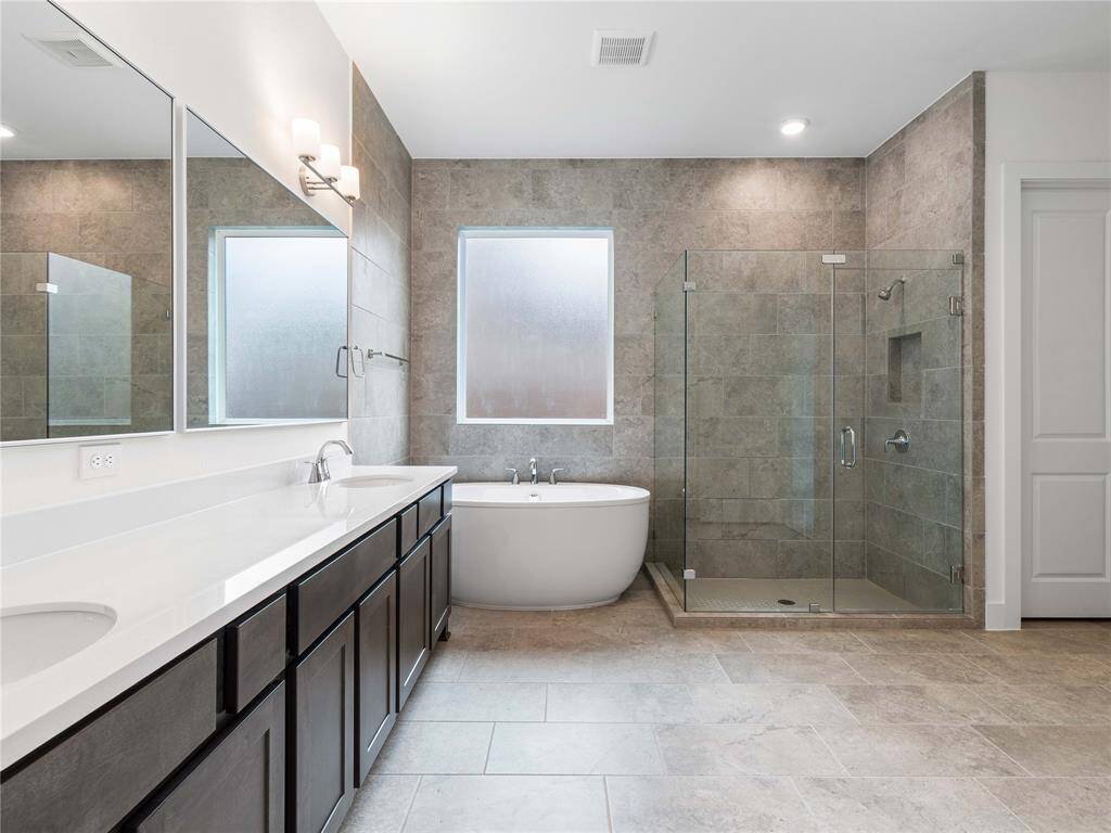 Pecan_Villa_Lavaca_Traditional_18_Master Bath_02