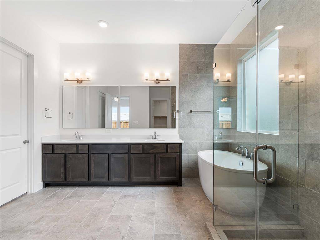 Pecan_Villa_Lavaca_Traditional_18_Master Bath_03