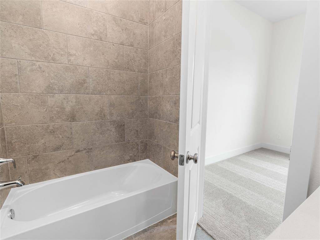 Pecan_Villa_Lavaca_Traditional_18_Bathroom_02