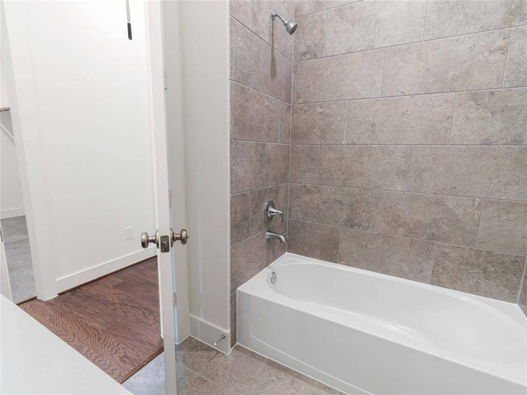 Pecan_Villa_Lavaca_Traditional_18_Bathroom_04