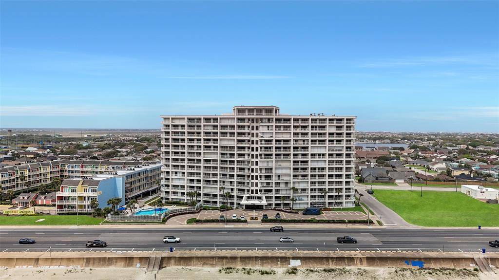 From morning coffee with a Gulf view to sunset walks on the beach, living directly on the Seawall means embracing the best of Galveston's coastal lifestyle.