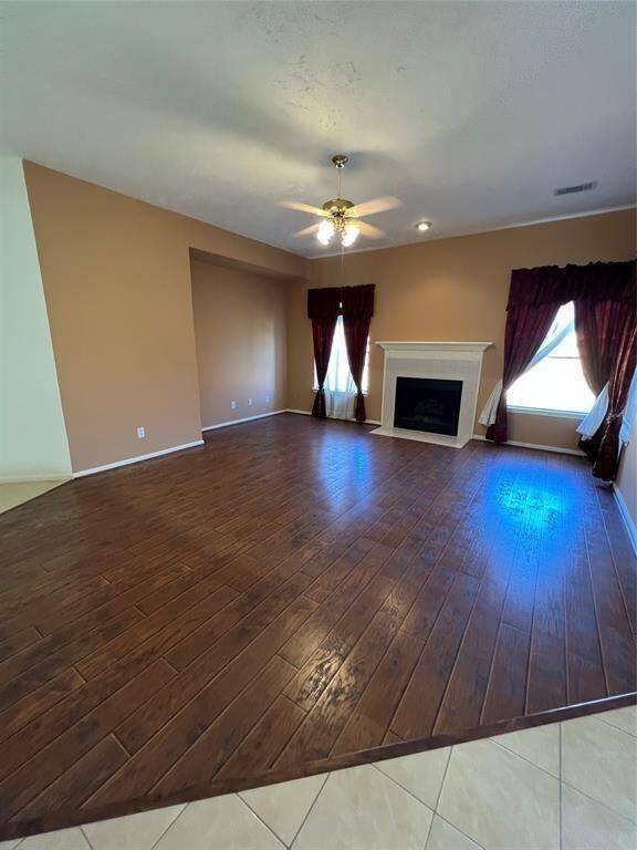 family room w/gas fireplace