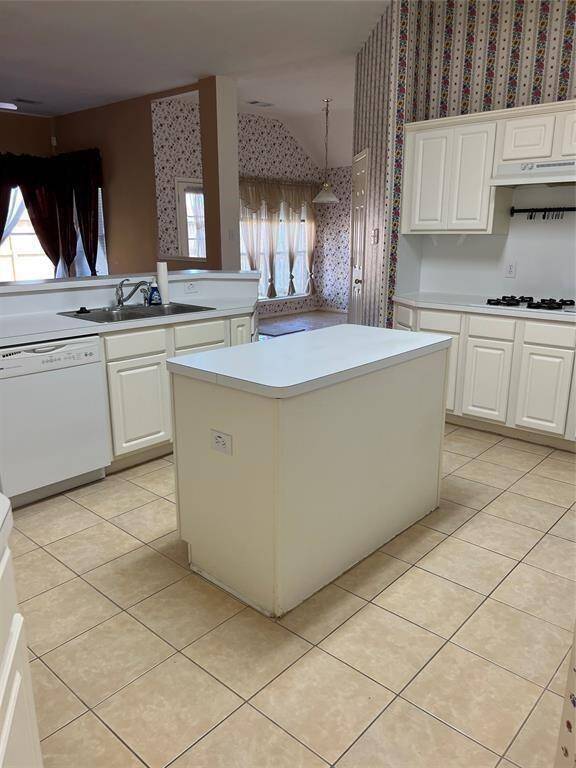 kitchen w/island
