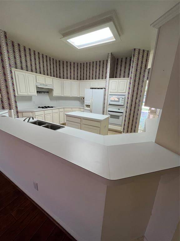 kitchen w/breakfast bar
