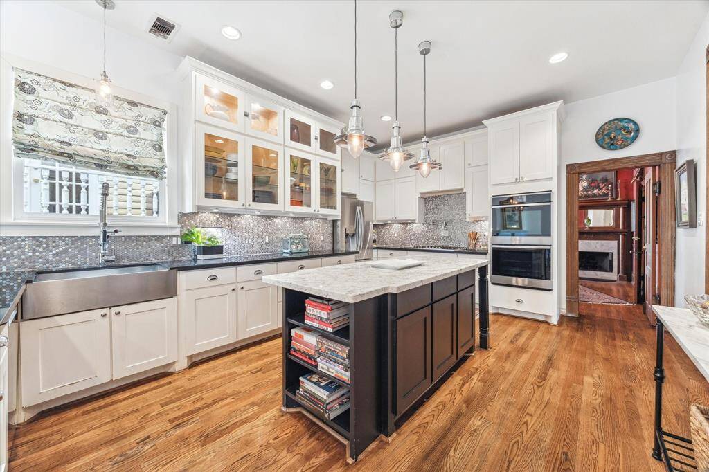Double oven and a gas cooktop