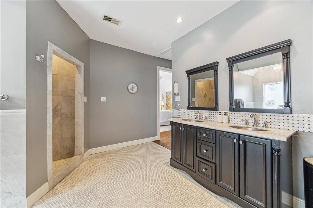 Double sinks with granite countertops