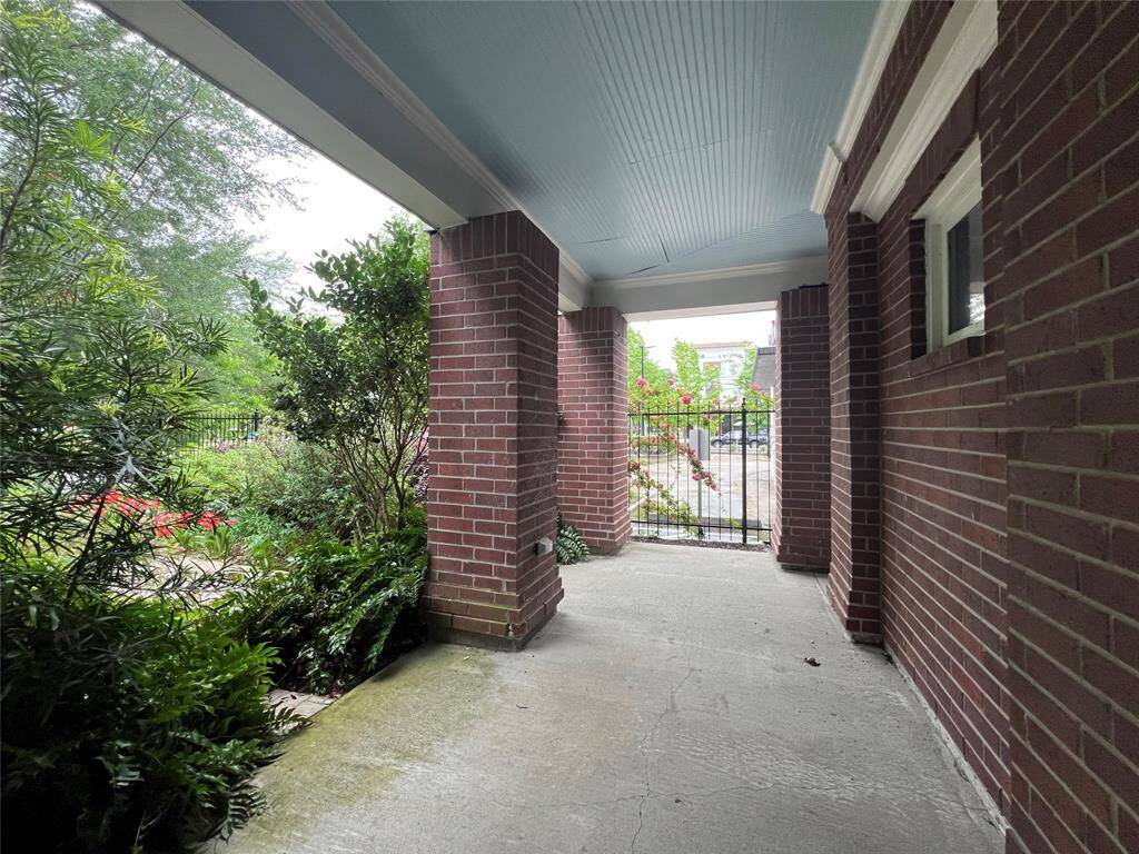 Wrap around breeze way  ontheground floor