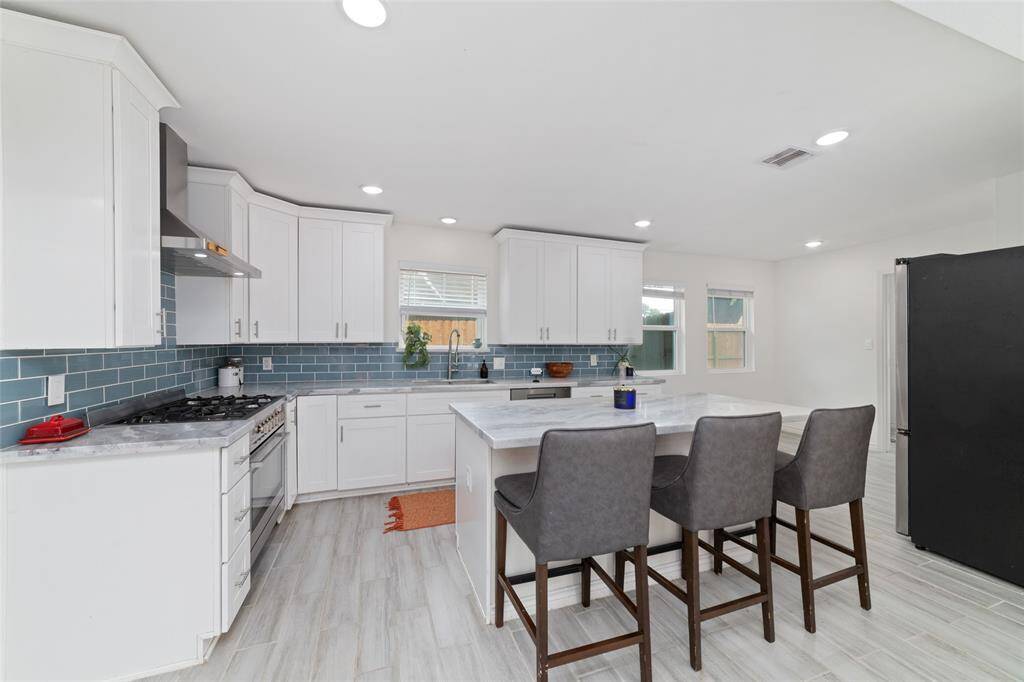 From morning coffee to casual meals, this kitchen island invites conversations and comfortable gatherings.
