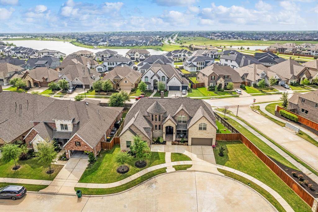 Aerial front view of the home on the cul-de-sac