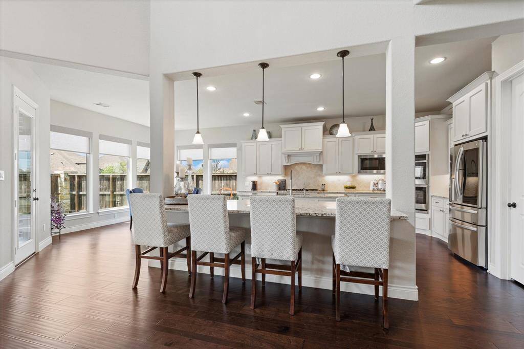 Additional seating around the breakfast bar