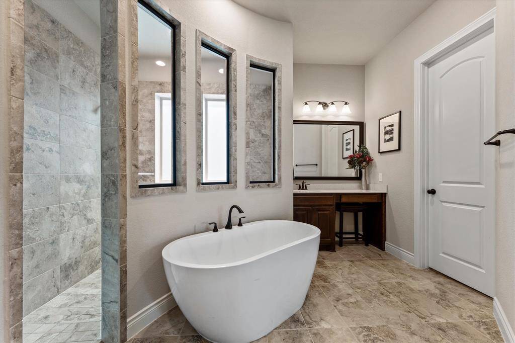 Luxurious primary bath