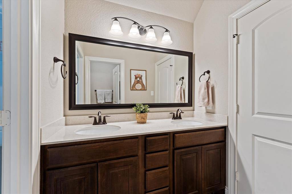 Shared bath for fourth and fifth bedrooms