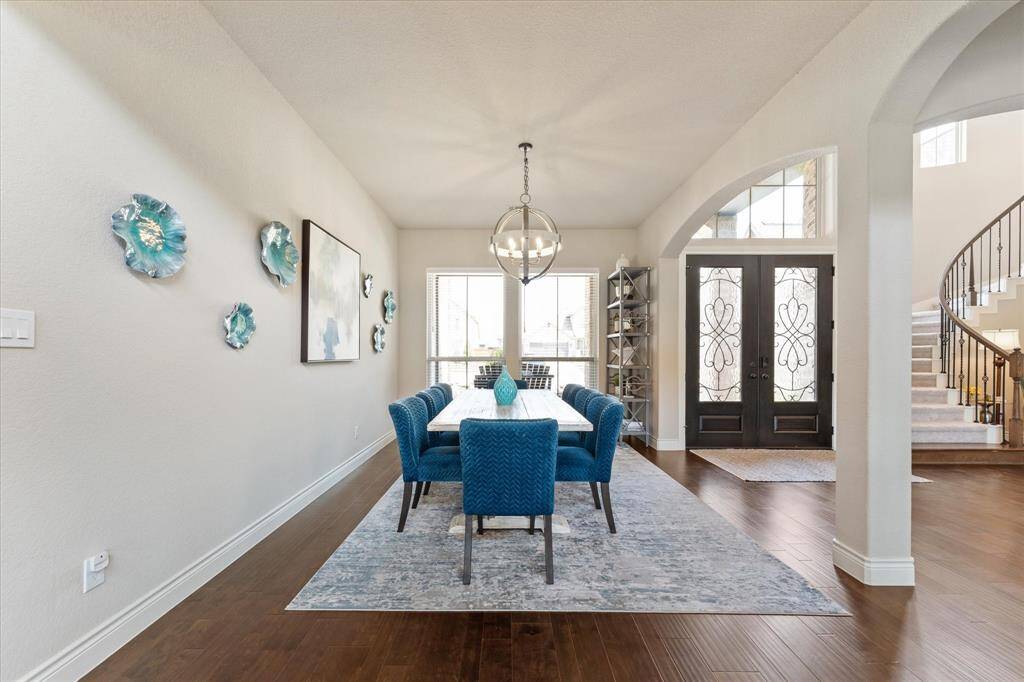 Spacious dining room for large gatherings