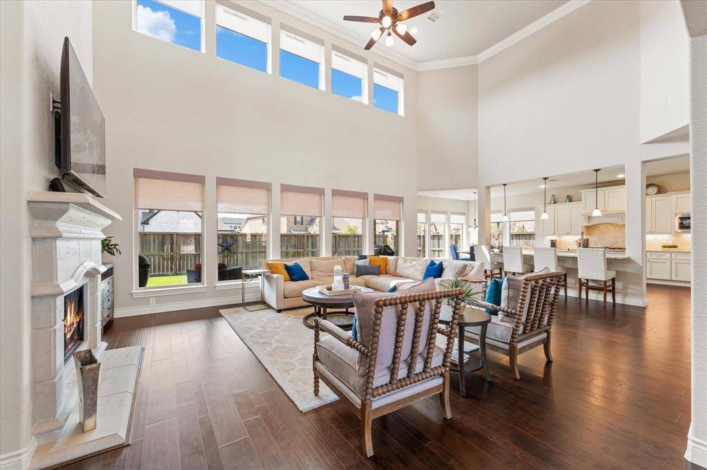 Open living room, kitchen and breakfast. Great views to the backyard.