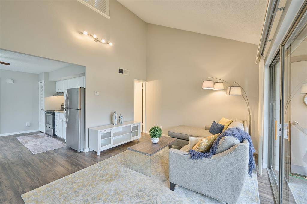 Nice high ceilings in living room