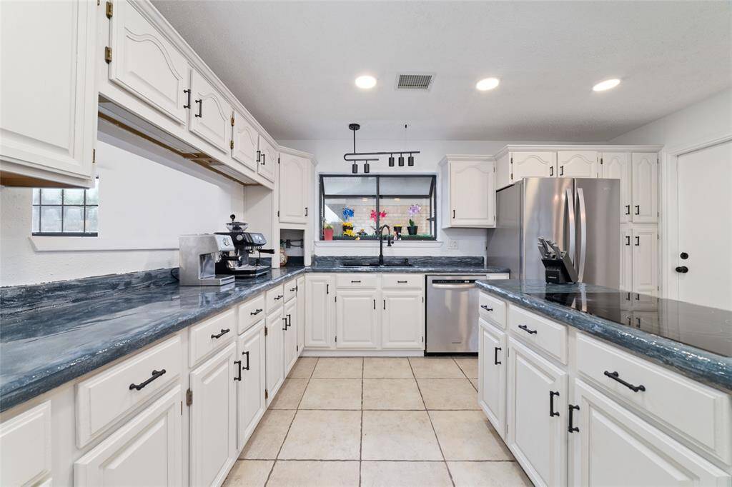 White kitchen with a bright and timeless design.