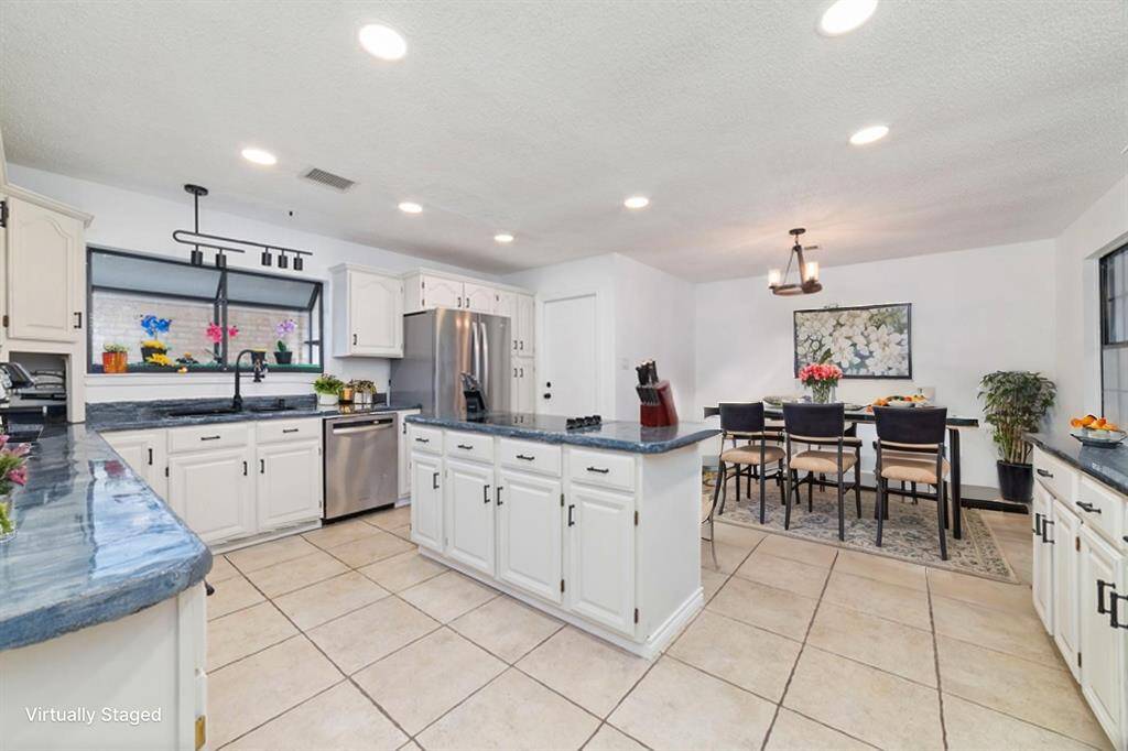 Virtually staged dining area for your family dinner or friends reunions!