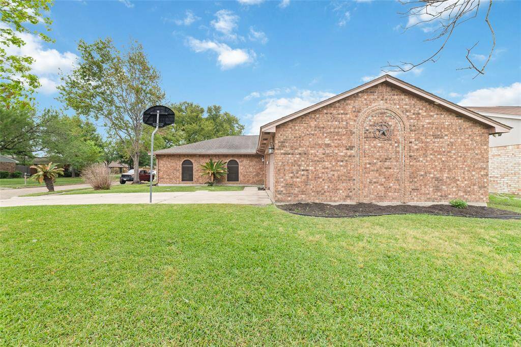 Spacious front yard