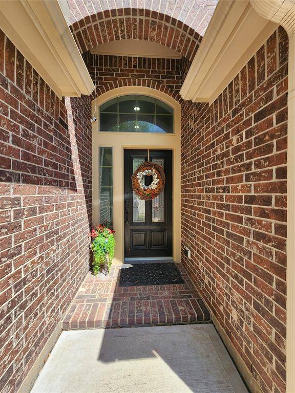 This is a stunning grand entrance porch, featuring a stylish glass door, a side-light window, and a skylight above the entryway. These elements flood the elongated entry gallery with natural light, creating an inviting and airy ambiance as soon as you step inside.