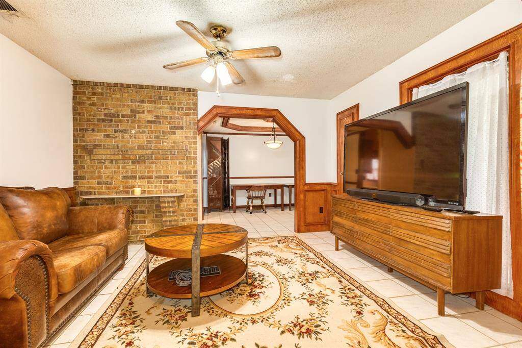 Separate den/family room