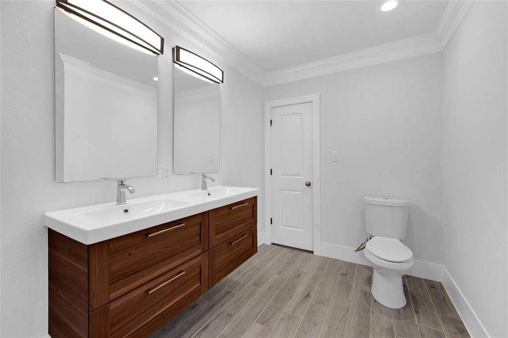 Dual vanity sink with extra storage space underneath