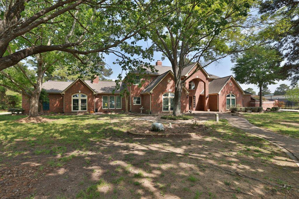 There is plenty of parking spaces in front and behind the house.