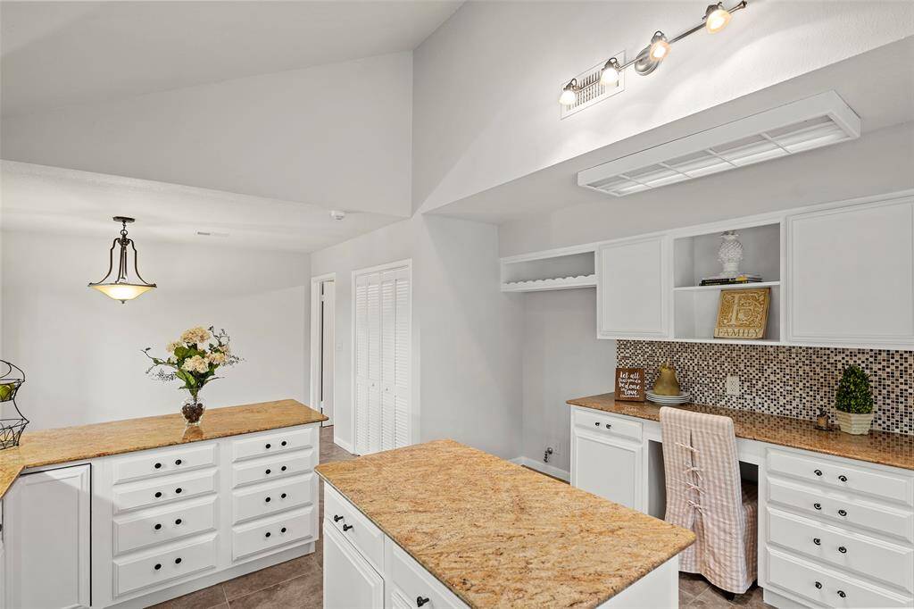 This kitchen also boasts a planning desk, perfect for looking up recipes, surfing the web, or doing homework while a meal is being prepared!