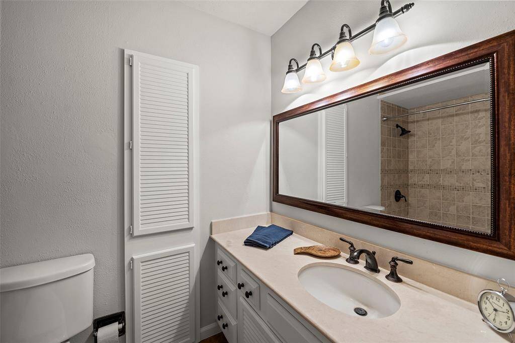 A full-sized secondary bathroom nestled between the two secondary bedrooms, complete with linen closet, makes morning rush hour a breeze!