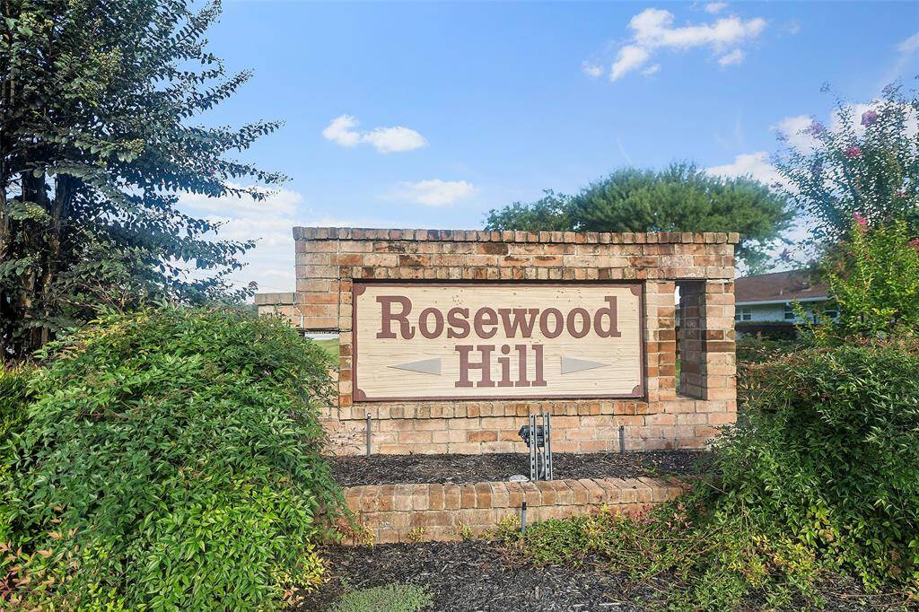 This home is perched on an acre lot in the community of Rosewood Hill, located with quick access to 2920, area shopping and dining! Residents attend Tomball ISD schools and plenty of room to grow!